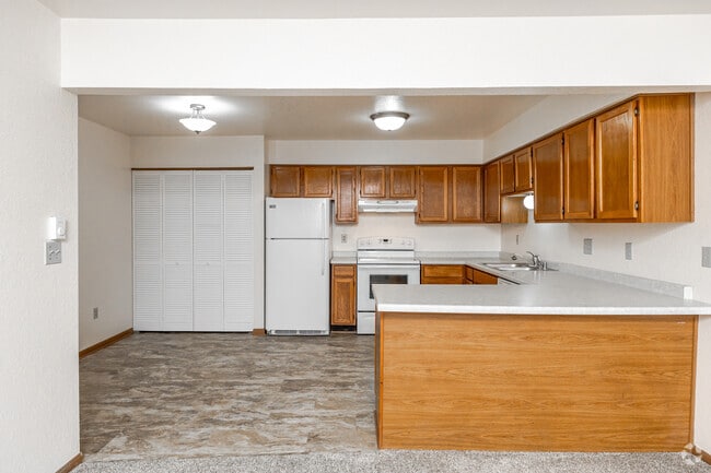 Lower 2BR, 1BA - 987SF - Kitchen
