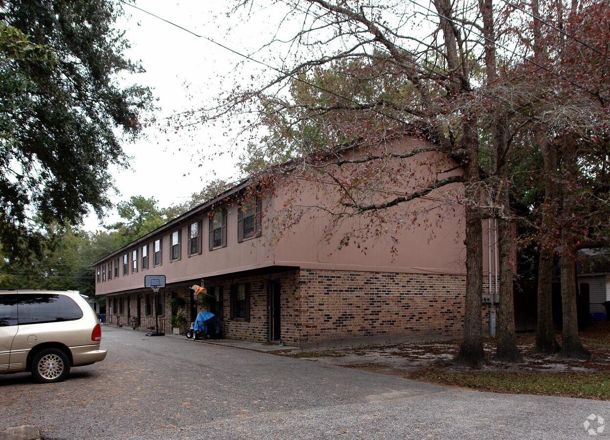 Photo - Pinecrest Apartments