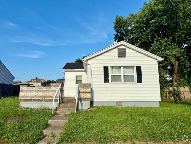 Building Photo - Cottage with a large porch Rental