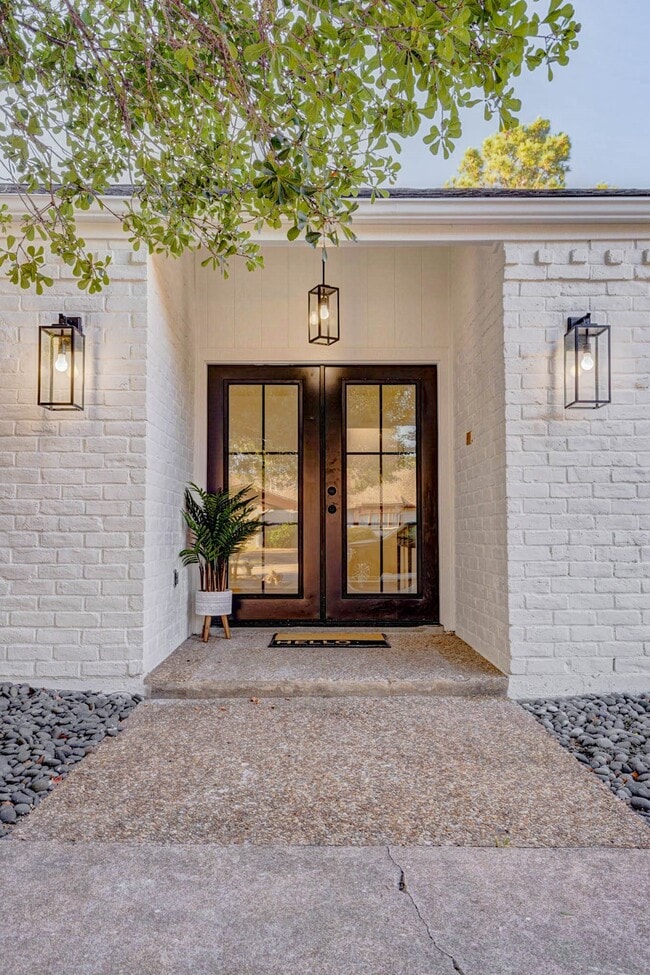 Building Photo - 10303 Chevy Chase Dr