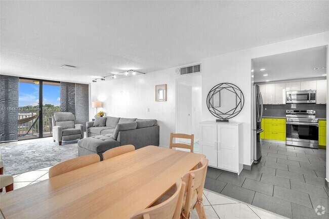 Building Photo - 2450 NE 135th St Unit 401 Rental