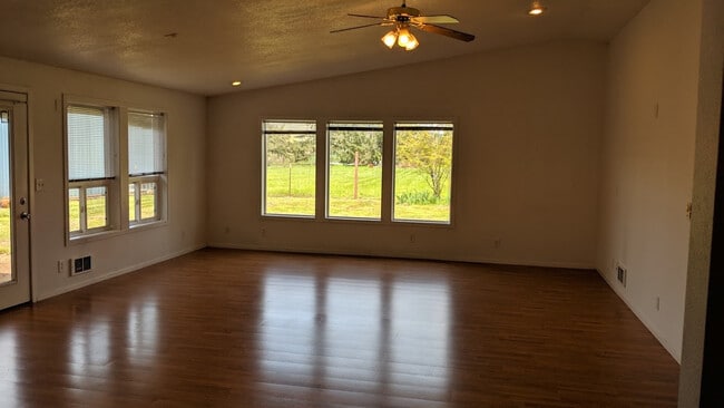 Building Photo - Spacious 4bed/2bath in desirable Pleasant ... Rental