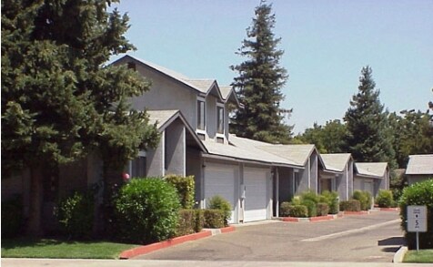 Lakewood Plaza - Lakewood Plaza Apartments