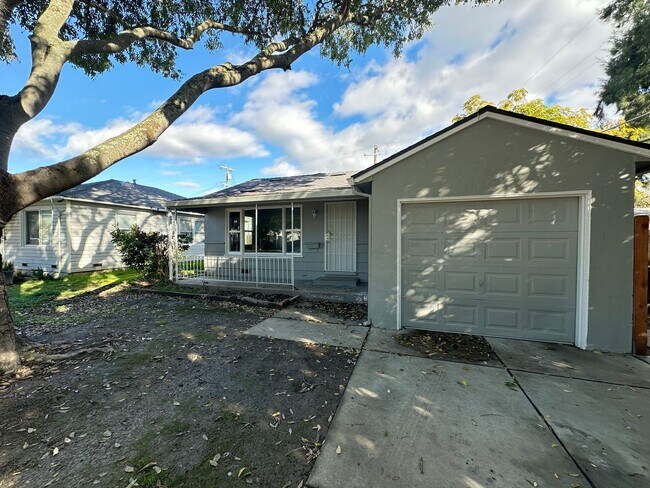 Building Photo - Charming Three Bedroom Near Westfield Park