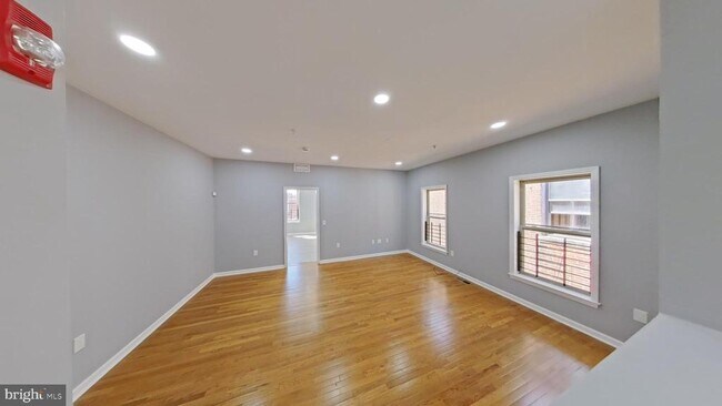 Building Photo - 1831 W Diamond St