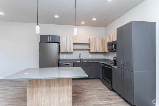 1BR, 1BA - 686 SF