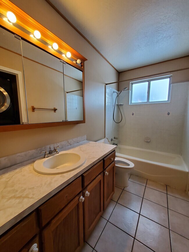 1020 E 1275 N