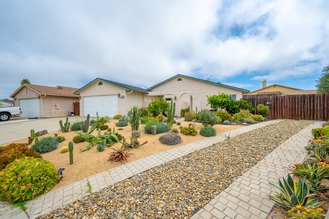 Photo - 885 Peregrine Ln
