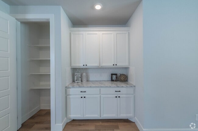 Building Photo - Dreamy Townhome!