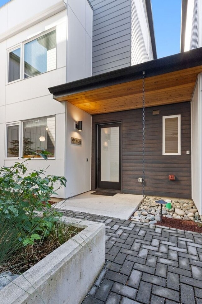Building Photo - Stunning Othello Park Designer Townhome wi...