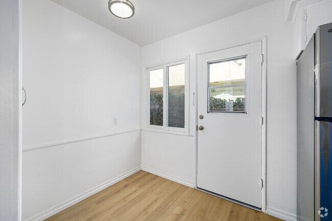 1BR, 1BA - 765SF - Kitchen - 7001 Hazeltine Ave