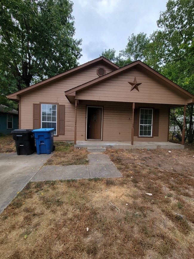 Building Photo - 3-bedroom home!