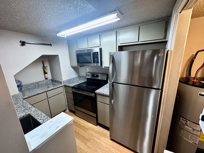 Building Photo - ***West Campus Apartment for Rent * Pet Friendly * Walk to UT Campus * On Bus Route * Spacious * ... Unit 1