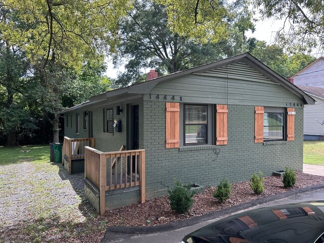 Building Photo - Cozy 2 Bedroom Duplex In NoDa Area