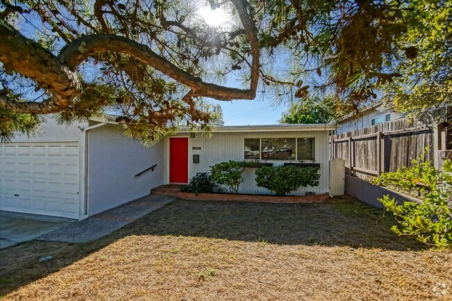 Building Photo - CHARMING, BRIGHT & AIRY 3BR2BA HOME W/ LAR...