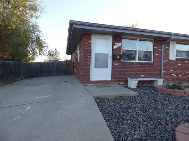 Building Photo - Cozy Duplex in North Longmont