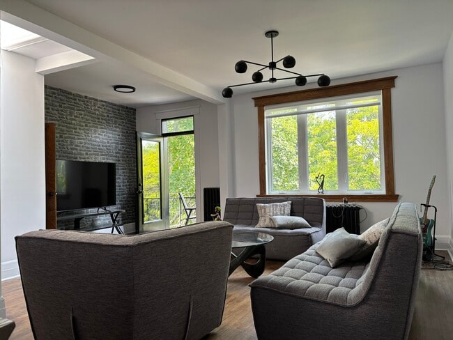 Building Photo - 846 Av Wiseman Unit 2 ndFloor