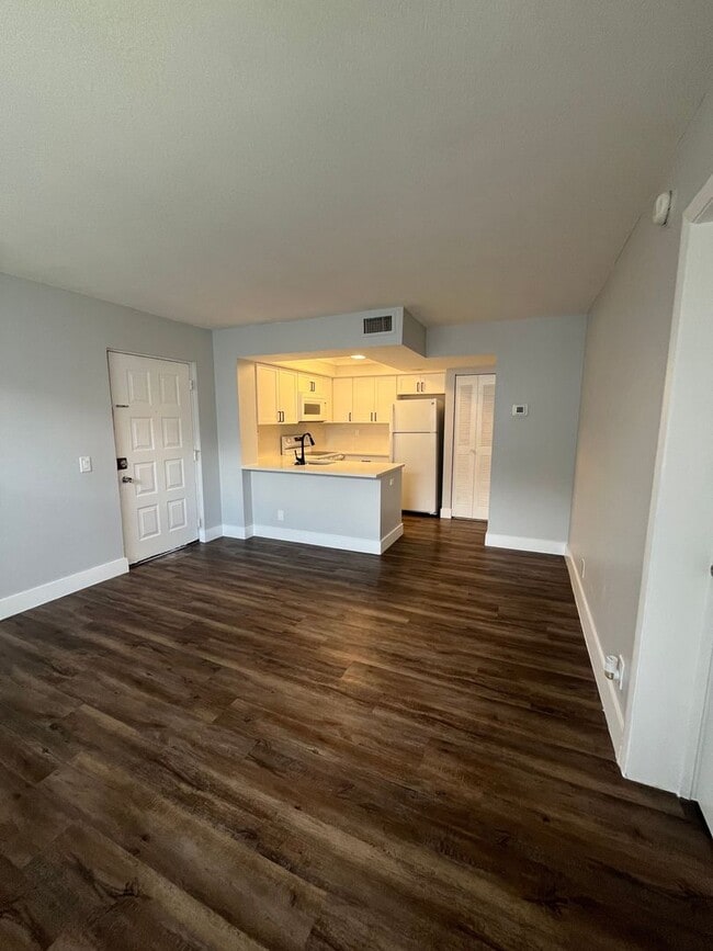 Photo - ONE BEDROOM ONE BATHROOM! WATERFRONT COMMUNITY! Unidad 21