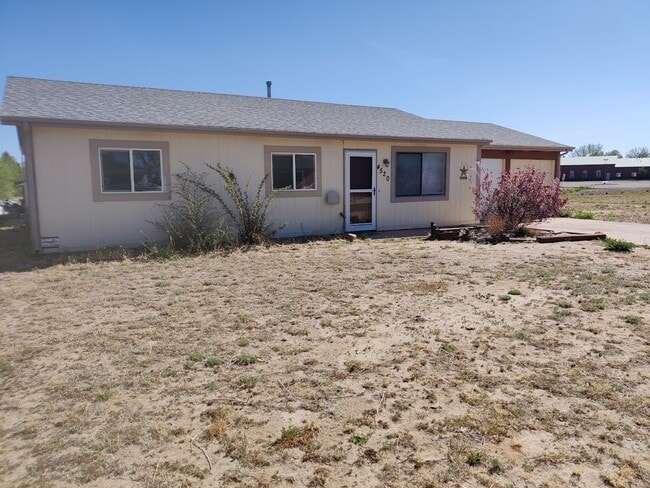 Building Photo - Quaint 3 bedroom Ranch Style Home Available!