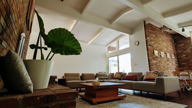 Building Photo - 550 Valewood Ln