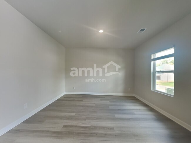 Photo - 305 Granby Trl