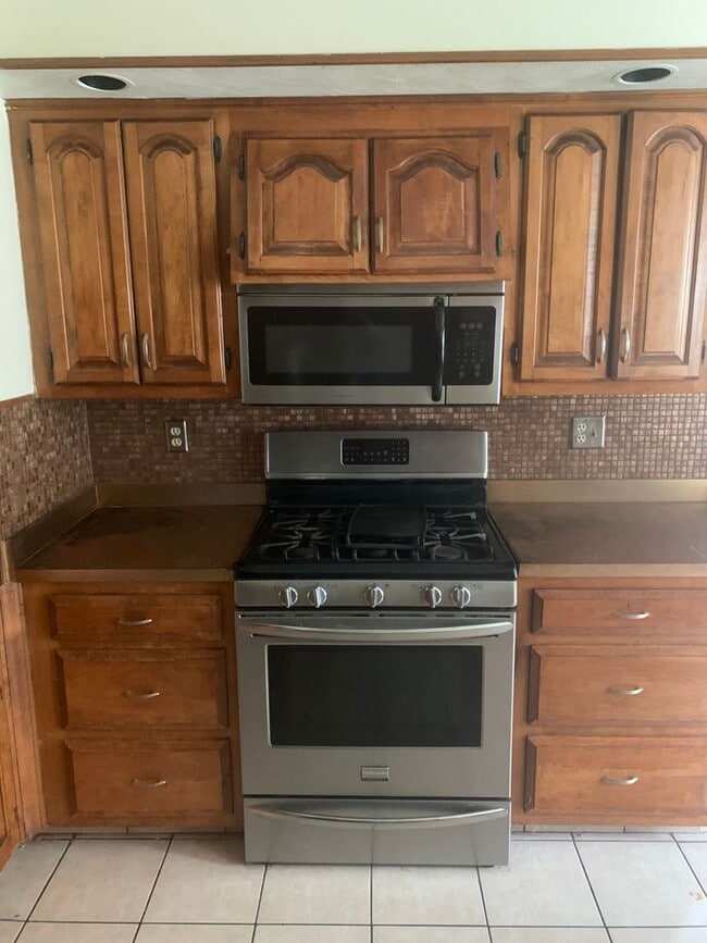 Building Photo - Large three bedroom Unit 1 FL