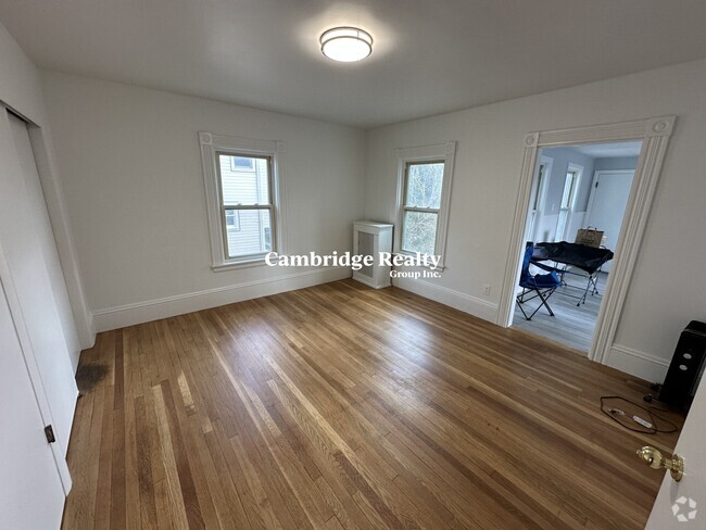 Building Photo - 44 Watts St Unit 2 Rental