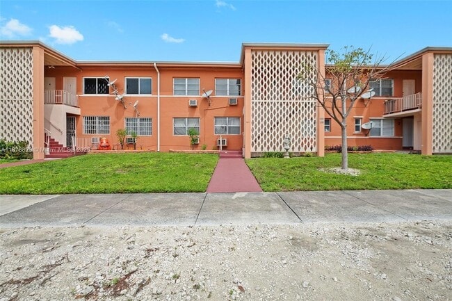 Building Photo - 3571 SW 10th St Unit 10B Rental