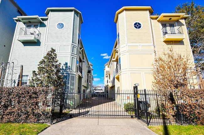 Building Photo - 1129 W 15th 1/2 St Unit B