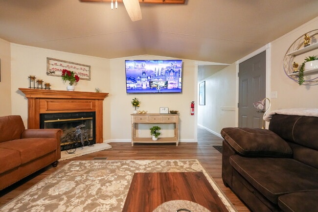Building Photo - Cozy Fully Furnished 2-Bed with a Movie Ro... Unit 5 Rental
