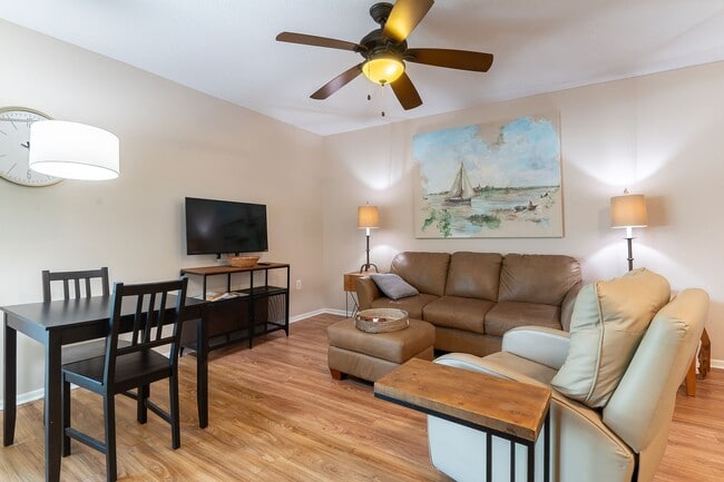 Photo - Conveniently located, furnished, 2 Bed, 2 ...