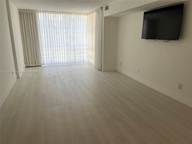 Photo - 210 172nd St Unidad 442