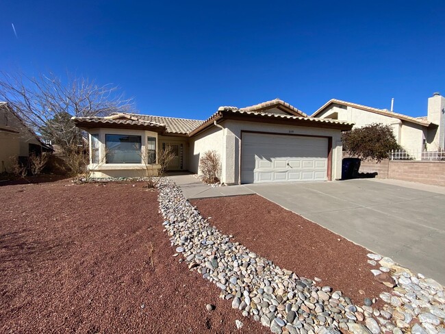 Beautiful 3-Bedroom Home in NW Albuquerque - Beautiful 3-Bedroom Home in NW Albuquerque