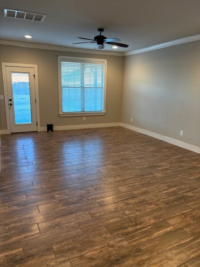 Photo - BEAUTIFUL TOWNHOUSE IN A GREAT LOCATION!!!