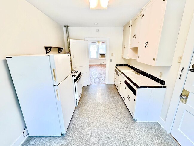 Photo - 811 Kenmore Ave Unidad Apt. D