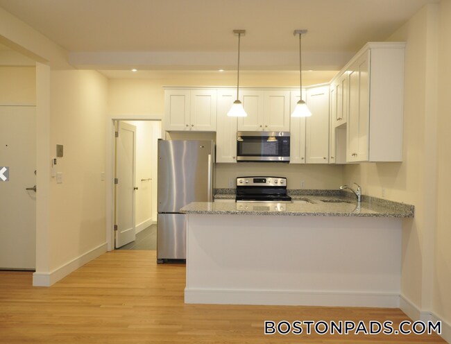 Building Photo - 877 Beacon St