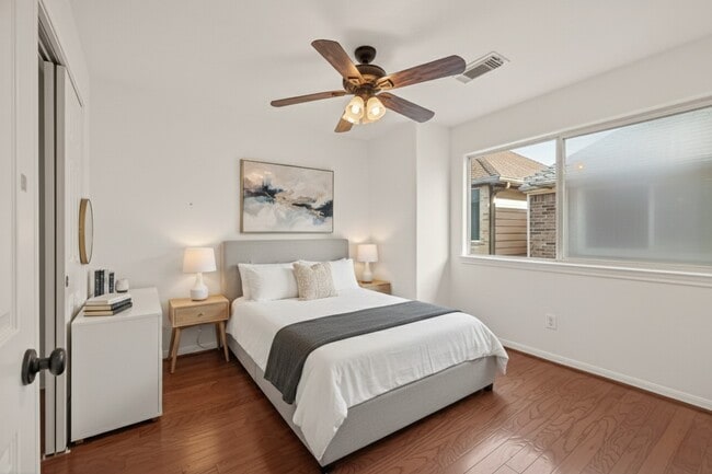 Building Photo - 218 Plaza Del Sol Park