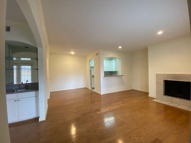 Building Photo - 2001 Bering Dr Unit 5B Rental