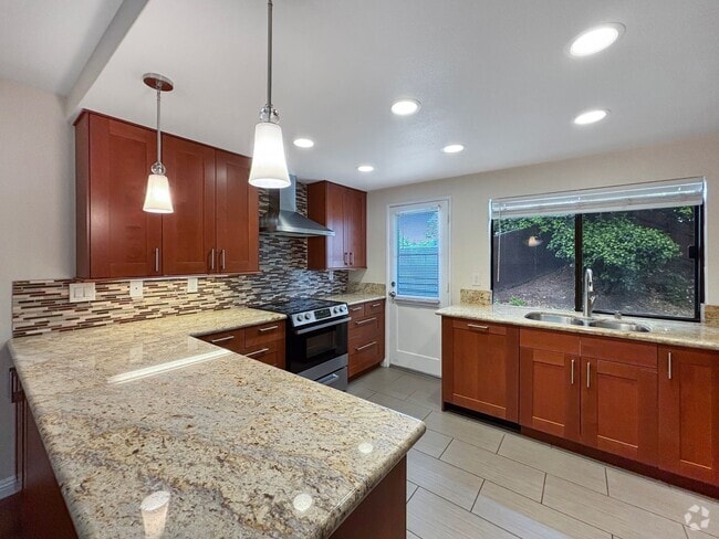 Building Photo - Beautiful 3B/2BA Home W/ 2 Car Garage, Was...