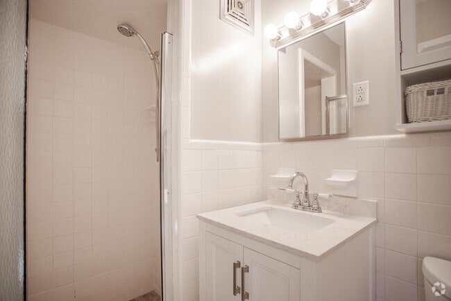 2BR, 2BA - 1,141SF - Bathroom