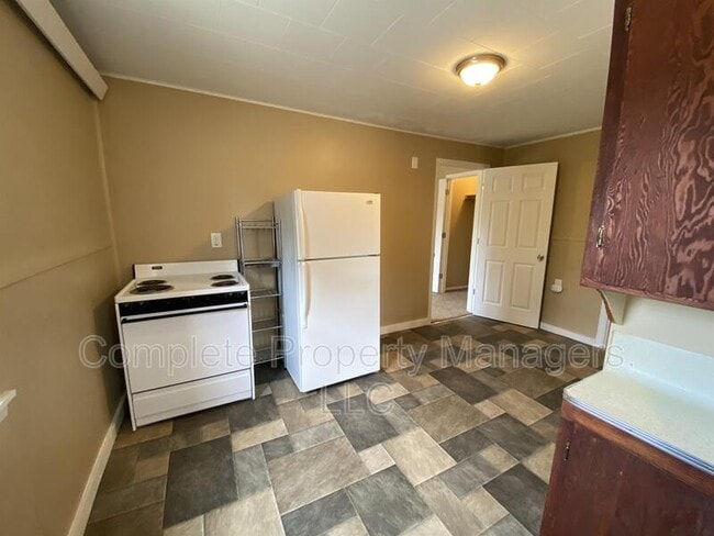 Photo - 220 E 7th St