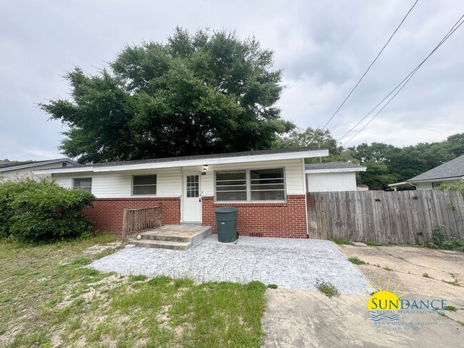 Building Photo - Vintage 3 Bedroom Home in the Heart of Fort Walton!