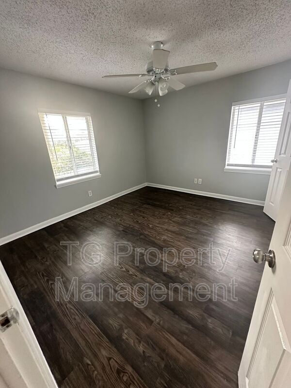 Photo - 402 Lower 8th Ave S