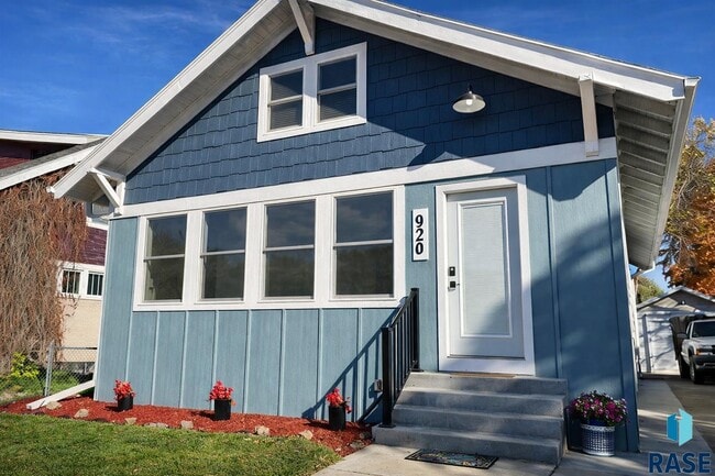 Building Photo - 920 S Summit Ave