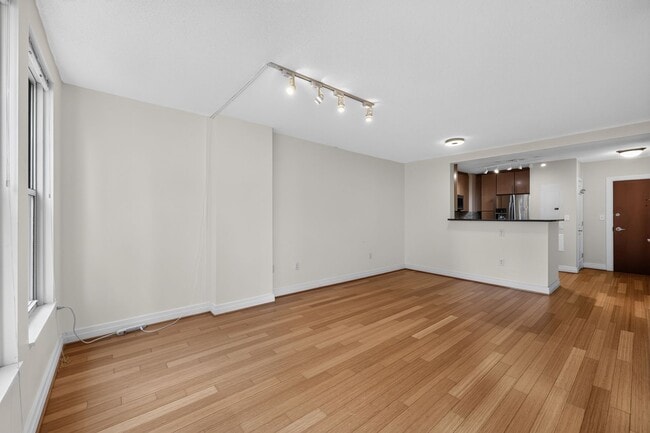 Photo - Penn Quarter 1BR Condo with Balcony, Garage Parking, Storage, Concierge, and Rooftop Deck. Unidad 802