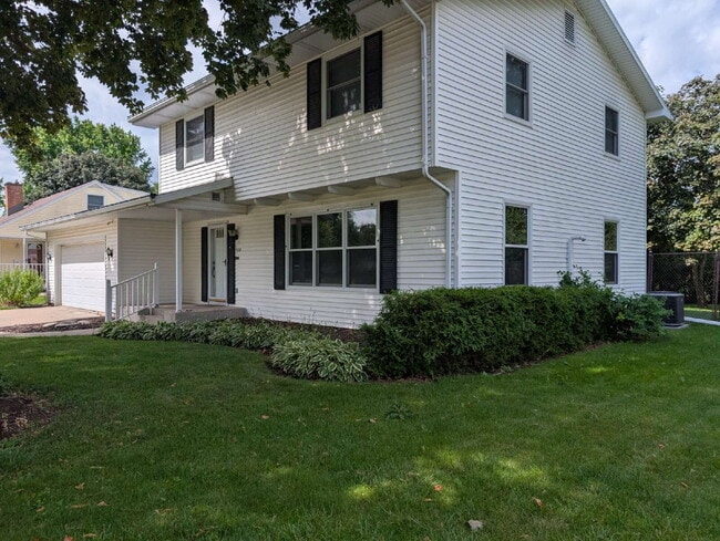 Photo - Spacious 4 bedroom 3 bathroom family home in Neenah