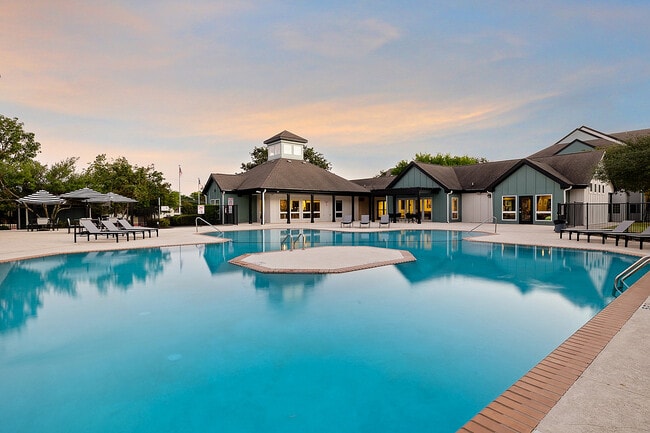 Apartamentos The Outpost San Marcos cerca de la Universidad Estatal de Texas con piscina estilo resort y atardecer - The Outpost