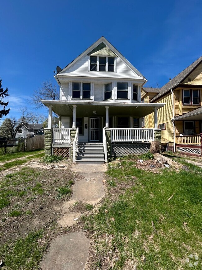 Building Photo - Spacious, Section 8 Accepted, 5 Br Rental