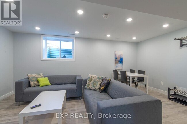 Photo - 1057 Falaise Rd