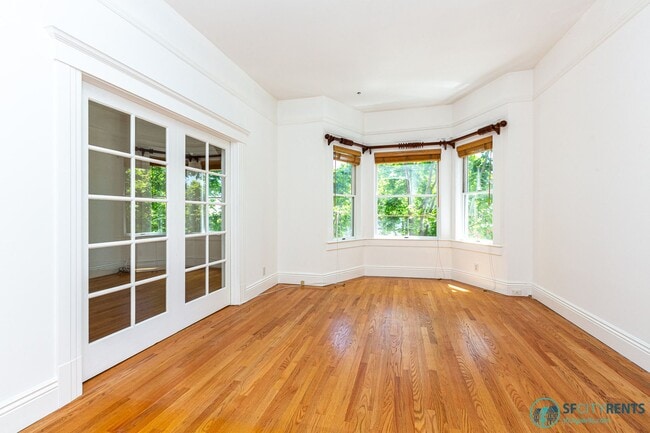 Photo - Mission District: Top Floor Flat Above Blondie's Bar w/ Formal Dining Room & W/D in unit Unit 542 Valencia St. #A